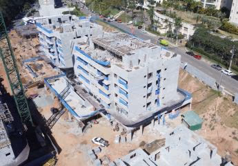 Estruturas em construção no canteiro do Aura Tamboré